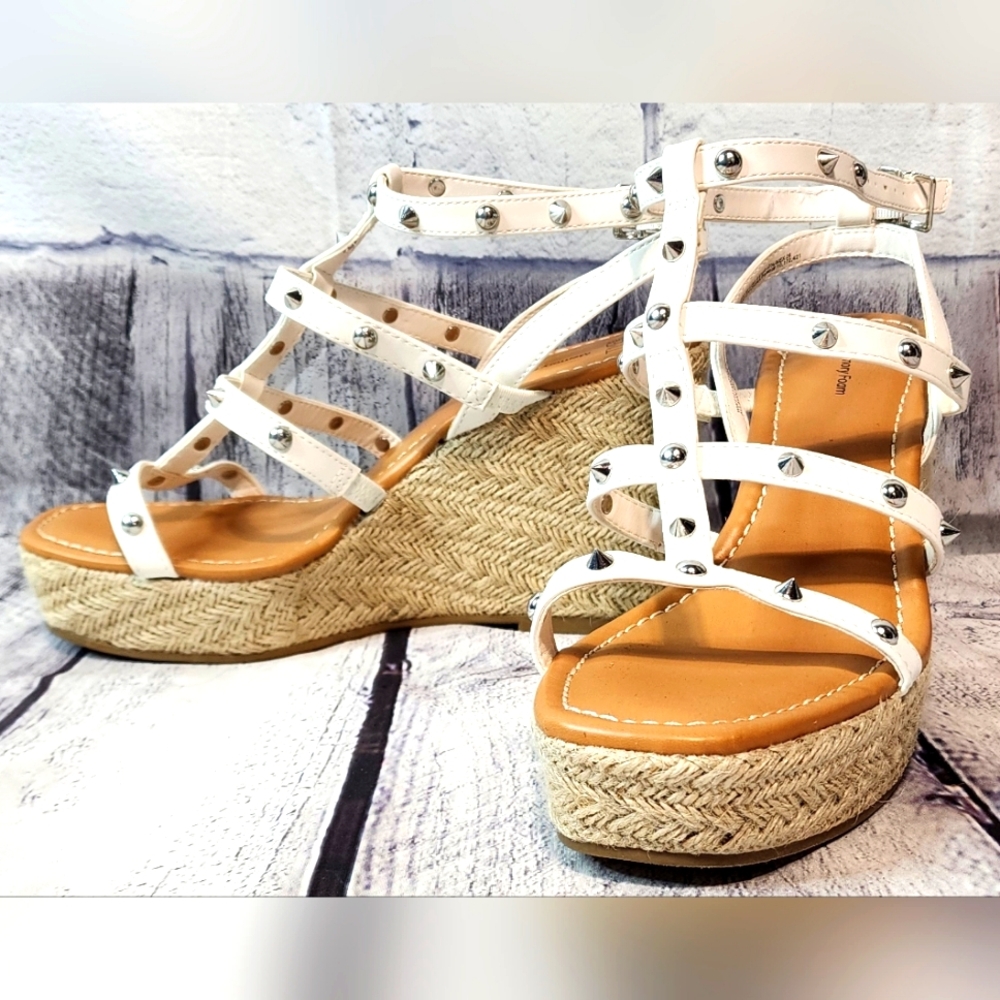 NWOT- Time & Tru-Memory Foam, espadrille sandal with spike detail, 9W, white/tan
